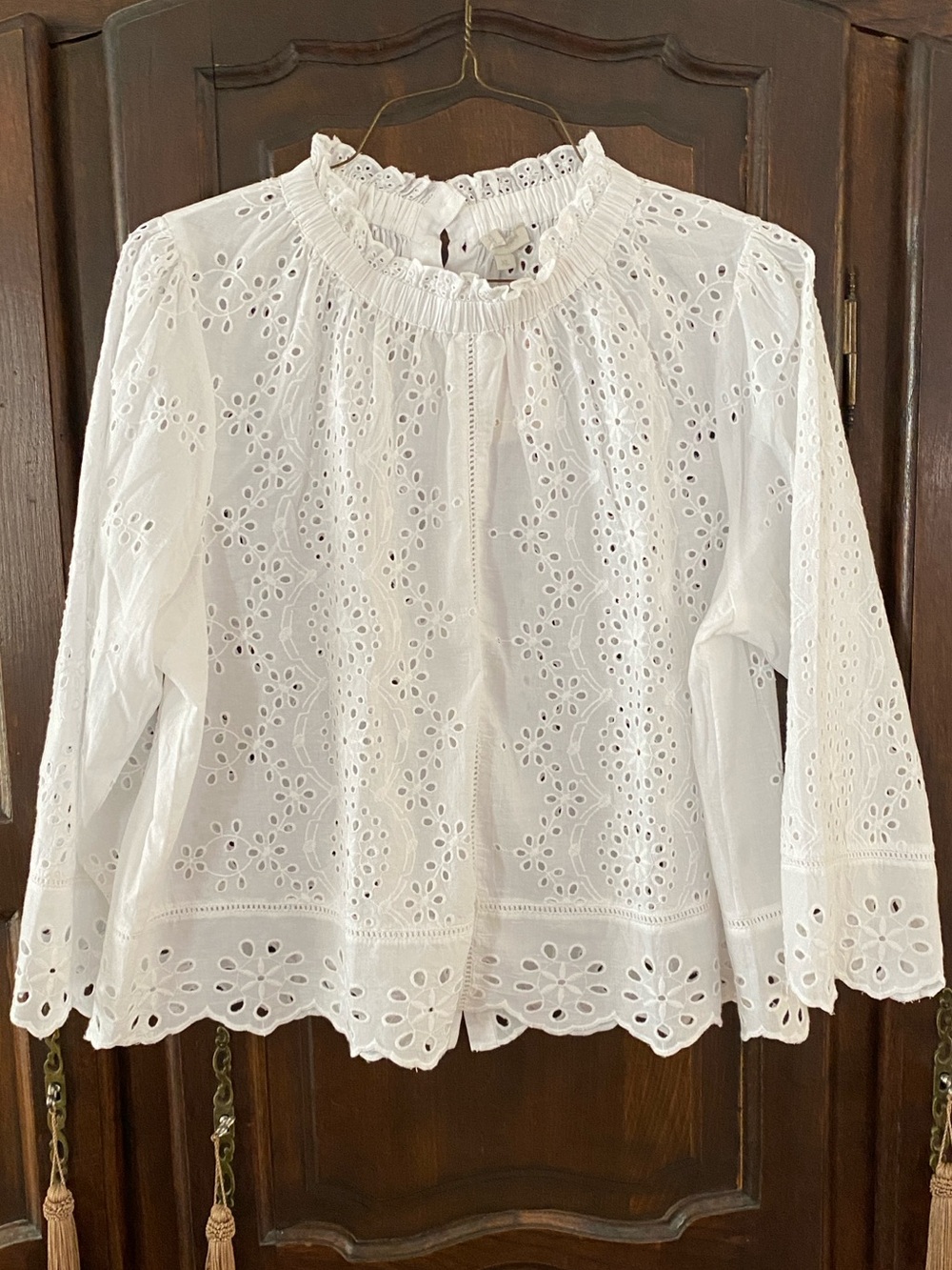 White eyelet 100% cotton button back blouse XL NWOT bust apx 25”